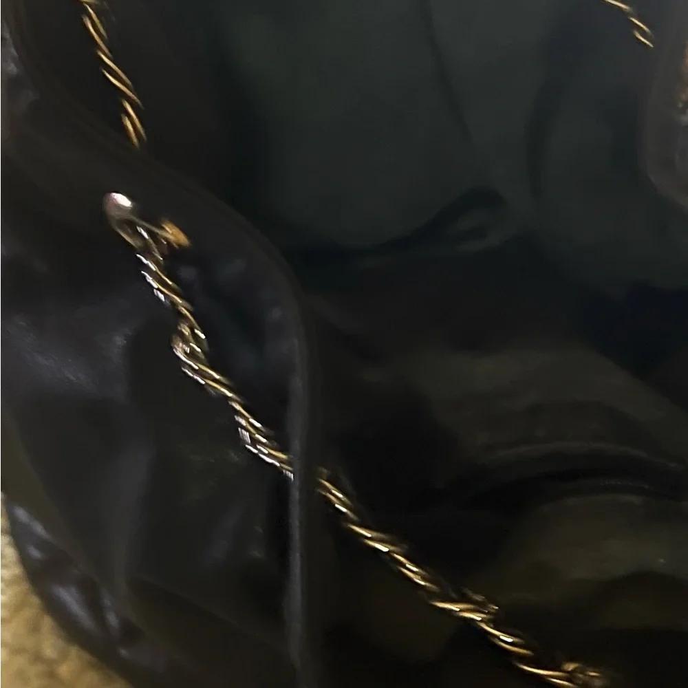 Black leather quilted bucket with double chain straps.  Exterior in GC - Picture 9 of 12
